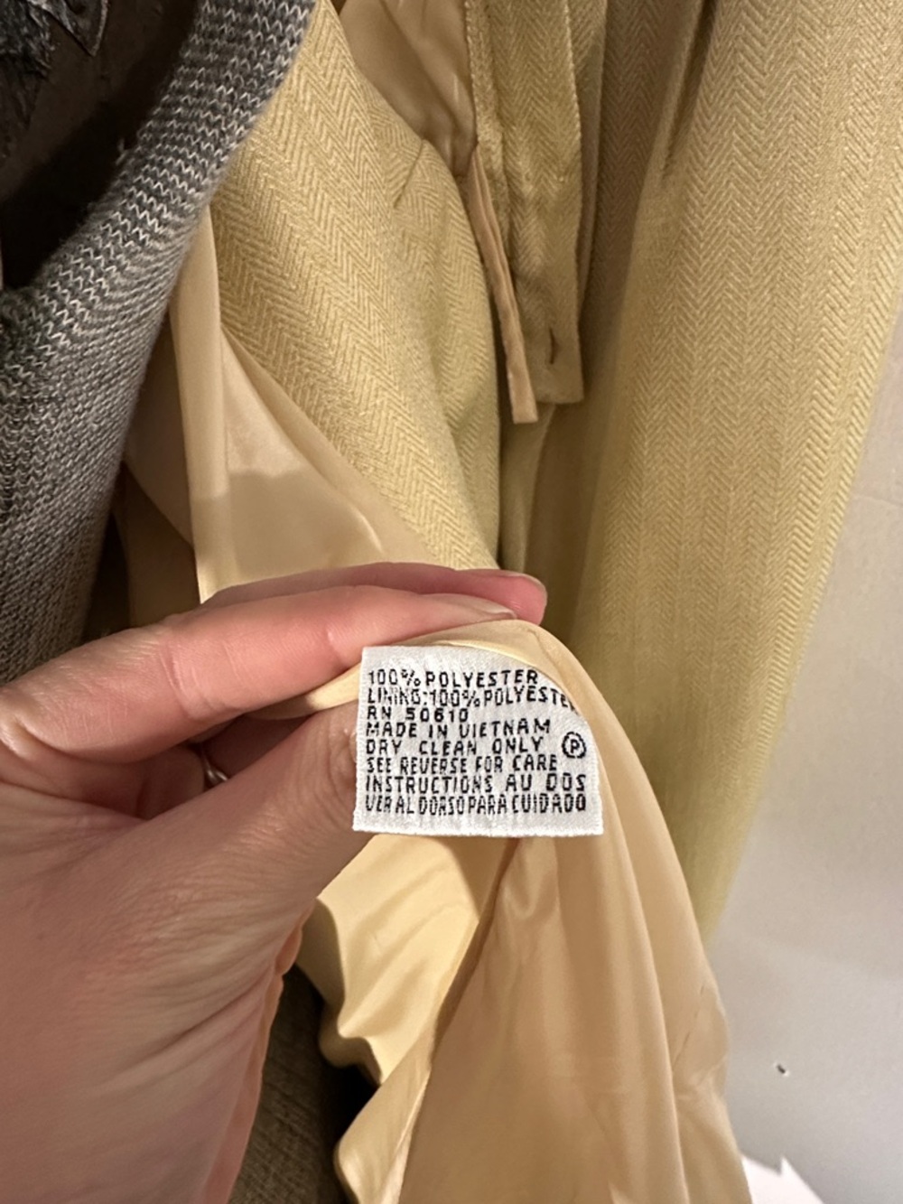 Le Suit Double-Breasted Suit Set in Light Beige - Picture 13 of 13